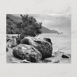 Cartão Postal On the shores of Loch Ness with the monster