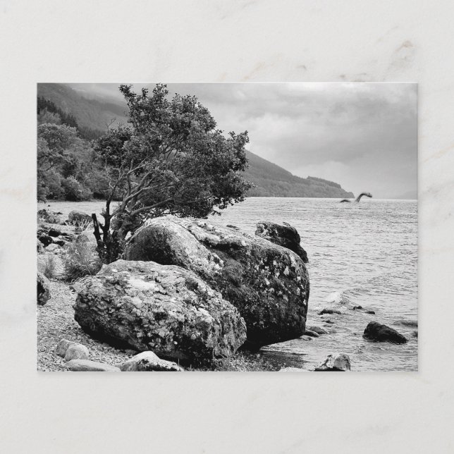 Cartão Postal On the shores of Loch Ness with the monster (Frente)