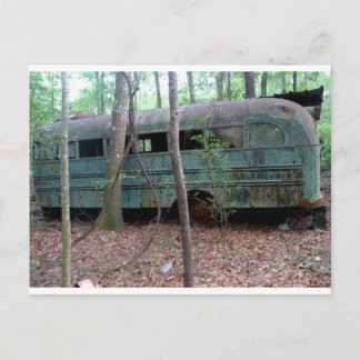 Cartão Postal Ônibus Verde Antigo Abandonado na Floresta