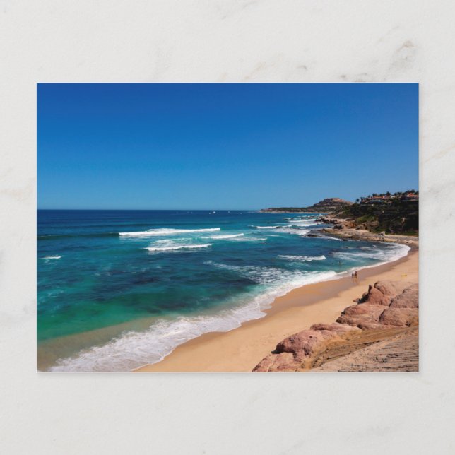 Cartão Postal Opinião aérea os turistas que andam na praia (Frente)