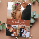 Cartão Postal Orçamento 3 Foto Terracotta Script Casamento Obrig<br><div class="desc">Na moda Elegante de Boho de Orçamento Letra a Colagem de Foto 3 Foto Teracotta Casamento Obrigado Cartaz. Modelo de cartões de agradecimentos de casamento minimalista com 3 fotos na frente e uma foto na parte de trás. Com o texto "Obrigado" em uma fonte de script tipográfico, escrita à mão,...</div>