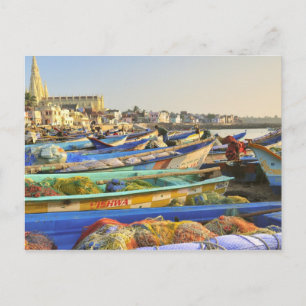 Cartão Postal Os barcos sendo preparados para pescar, A Igreja d