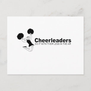 Cartão Postal Os cheerleaderes fazem-no com as pernas no ar