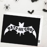 Cartão Postal Os Morcegos São Legal<br><div class="desc">Os morcegos são legal. Este presente incrível de amante de morcegos apresenta um morcego impecável com asas espalhadas e escrevendo pelo corpo. Um belo presente de Halloween.</div>