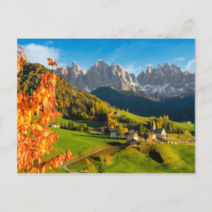 Cartão Postal Outono na paisagem de Dolomites com igreja