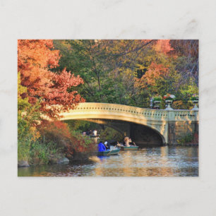 Cartão Postal Outono no Central Park: Boateres pela ponte Arco n