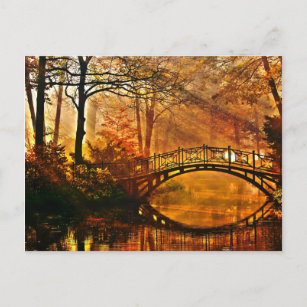 Cartão Postal Outono - Ponte antiga no parque de névoas do outon