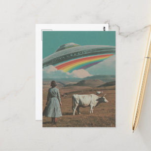 Cartão Postal OVNI retrô sobre a pastagem da vaca