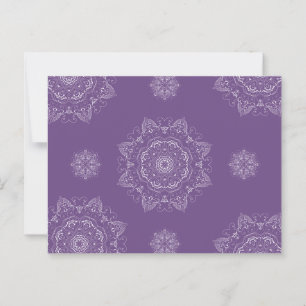 Cartão Postal Padrão Elegante de Mandala Branca em Fundo Roxo