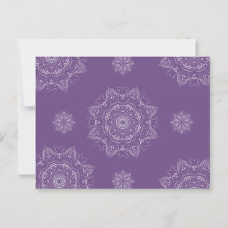 Cartão Postal Padrão Elegante de Mandala Branca em Fundo Roxo