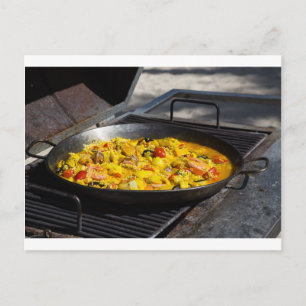 Cartão Postal Paella é cozida numa grelha