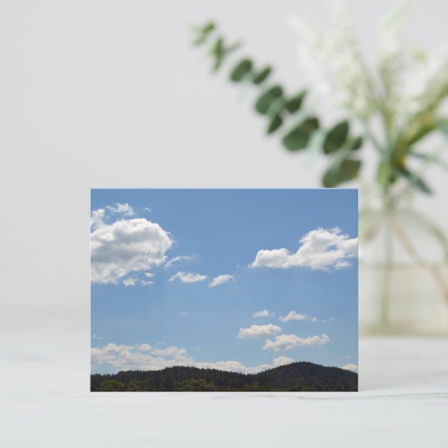Cartão Postal Paisagem com colinas verdes, árvores e nuvens (Em pé/Frente)