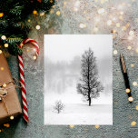 Cartão Postal Paisagem de inverno com árvore no nevoeiro<br><div class="desc">Paisagem de inverno com neve e nevoeiro.  Na frente de uma pequena árvore de pássaros e atrás de uma árvore maior.  Uma foto quase negra e branca,  mas cores naturais por causa da neve e do nevoeiro.</div>