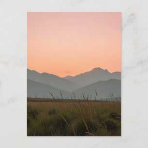 Cartão Postal Paisagem de Montanhas Serenas com Pôr do Sol Rosa