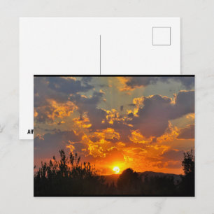 Cartão Postal Paisagem do Nascer do Sol no Céu da Manhã