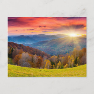 Cartão Postal Paisagem do outono das montanhas com floresta
