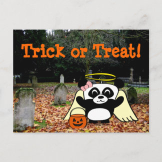 Cartão Postal Panda em Figurino de Anjo em Scary Graveyard