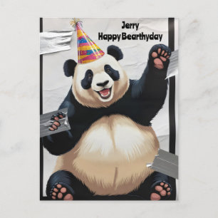 Cartão Postal Panda gigante sentado usando chapéu de aniversário