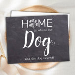 Cartão Postal Para Casa É Onde O Cachorro Se Moveu<br><div class="desc">Em casa é onde o cão está... e o cão se mexeu! Deixe seu melhor amigo anunciar sua jogada com este cartão de anúncio giro e engraçado de cachorro em um design de slate de chalkboard rústico. Personalize as costas com nomes e seu novo endereço. Este anúncio em movimento é...</div>