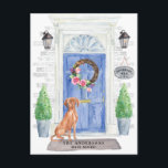 Cartão postal para o lançamento em movimento da Vi<br><div class="desc">Anuncie o seu novo discurso com o nosso anúncio de na moda com um Vizsla húngaro,  porta azul,  tapete de boas-vindas,  letreiro,  topiários e uma coroa floral em fundo de tijolo de cinza.</div>