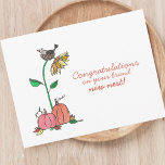 Cartão Postal Parabéns no novo ninho | Reino Unido Residencial<br><div class="desc">Envie desejos calorosos aos novos proprietários com o nosso cartão postal "Parabéns no seu novo ninho". Apresentando uma aquarela encantadora de um pássaro corvo aninhado em um girassol alto, este cartão sai das vibrações do outono e é perfeito para celebrar uma nova compra ou mudança em casa. Com a sua...</div>