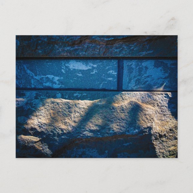 Cartão Postal Parede de Pedra com Luz Solar Dramática e Sombras (Frente)