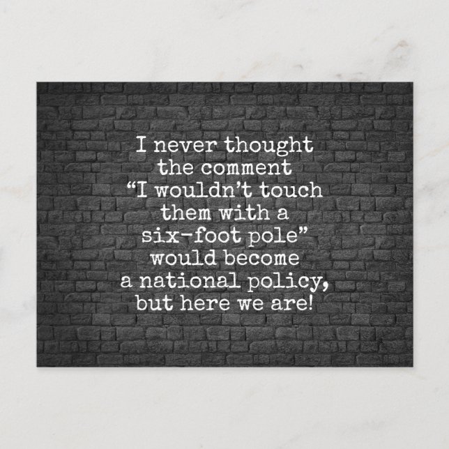 Cartão Postal Parede de piada com polo de seis pés (Frente)