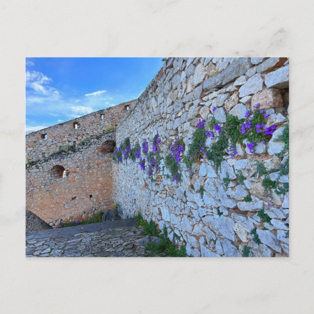 Cartão Postal Parede de tijolos com Grécia Nafplion de flores ro (Frente)