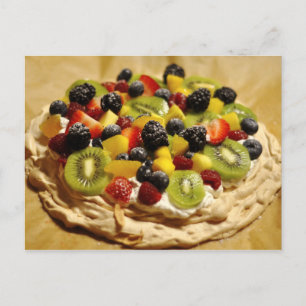 Cartão Postal Pavlova guarnecida com frutas coloridas