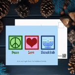Cartão Postal Paz Amor Chanucá - Azul Curto<br><div class="desc">Cartões postais do Peace Love Hanukkah para uma família judia que gosta de celebrar Chanukah. Um bonito sinal de paz,  coração,  e uma bela menorah num cartão-postal azul bonito.</div>
