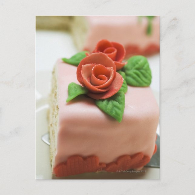 Cartão Postal Pedaço de bolo de aniversário com rosas de marzipa (Frente)