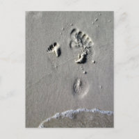 Pegadas do pai & da criança na areia