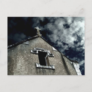 Cartão Postal Pequena igreja gótica com céu nublado