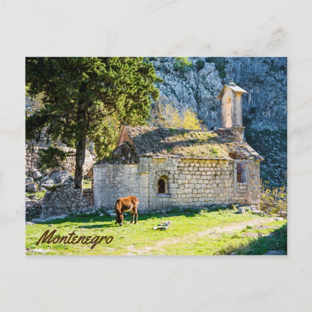 Cartão Postal Pequena Igreja nas Montanhas do Montenegro (Frente)