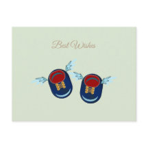 Pequenas calçados aladas em azul e vermelho