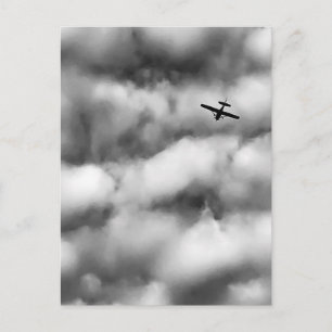 Cartão Postal Pequeno Avião Voando no Céu Nublado Foto