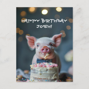 Cartão Postal Pequeno leitão mastigando um bolo de aniversário