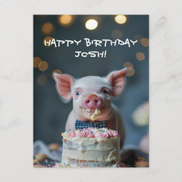 Cartão Postal Pequeno leitão mastigando um bolo de aniversário