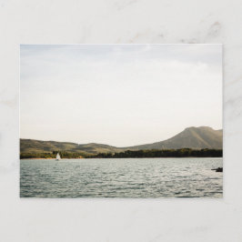 Cartão Postal Pequeno navio navegando em um lago à tarde