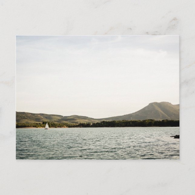 Cartão Postal Pequeno navio navegando em um lago à tarde (Frente)