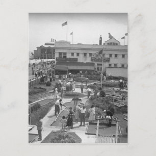 Cartão Postal Pessoas jogando mini golfe com vista elevada B&W