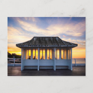 Cartão Postal Pessoas observando o pôr do sol no píer Cromer em 