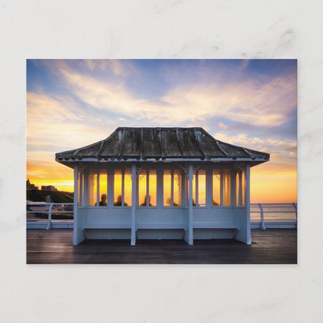 Cartão Postal Pessoas observando o pôr do sol no píer Cromer em  (Frente)