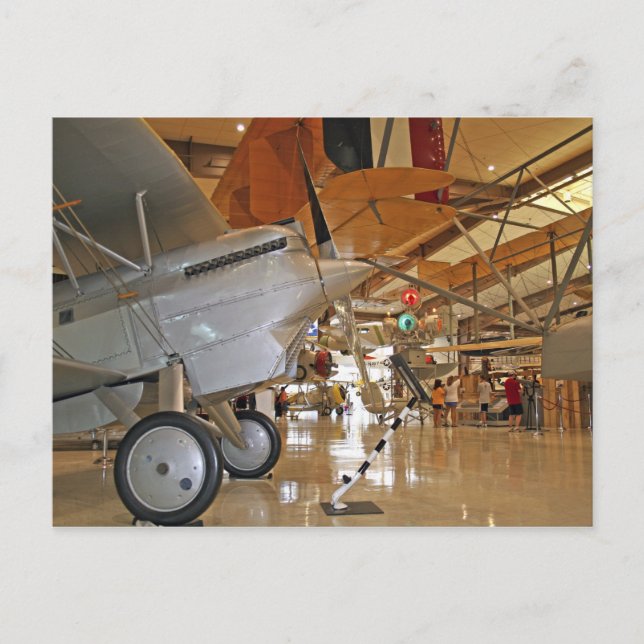 Cartão Postal Pessoas visitando o Museu Nacional de Aviação Nava (Frente)