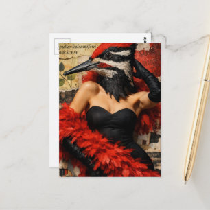 Cartão Postal Pica-pau engraçado em uma fantasia de colagem com