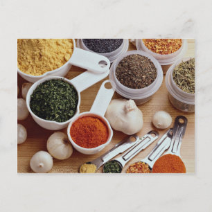 Cartão Postal Picado de especiarias frescas com cascas de alho
