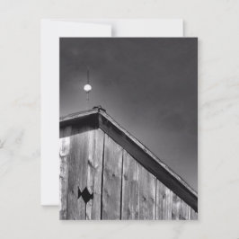 Cartão Postal Pico de celeiro contra o céu em preto e branco