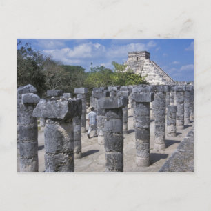 Cartão Postal Pilares de pedra antigos em Chichen Itza. Central