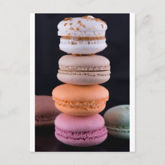 Cartão Postal Pilha colorida de Macarons Franceses