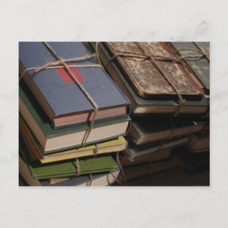 Cartão Postal Pilha de livros antigos